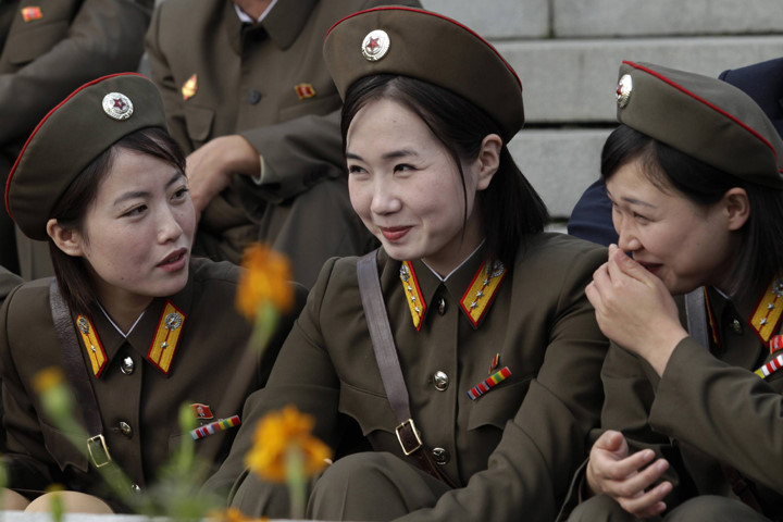 Phút giải lao và tán gẫu rất đáng yêu của các nữ quân nhân Triều Tiên. Ảnh: Reddit.