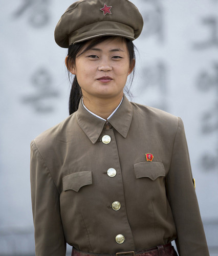 Trên ngực áo trái các nữ binh sĩ Triều Tiên luôn thường trực huy hiệu có hình lãnh tụ Kim Nhật Thành - người sáng lập ra nhà nước CHDCND Triều Tiên. Ảnh: Tumblr.