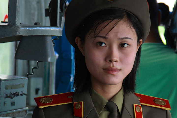 Vẻ đẹp chân phương nhưng vẫn lôi cuốn của một nữ quân nhân Triều Tiên, có thể là học viên của một trường quân sự. Ảnh: Flickr.
