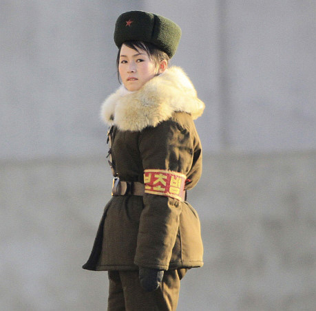 Nữ binh sĩ Triều Tiên trong quân phục mùa đông. Ảnh: Rediff.