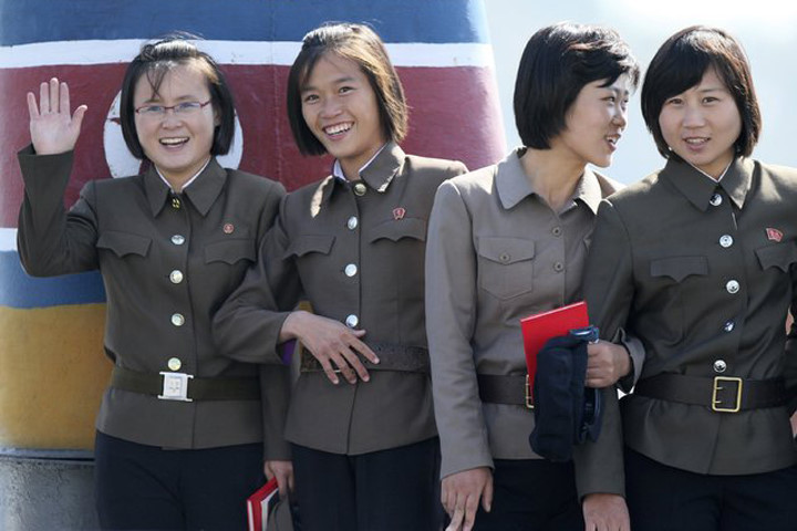 Những nữ chiến sĩ trẻ măng trong Quân đội Nhân dân Triều Tiên. Ảnh: Avax.