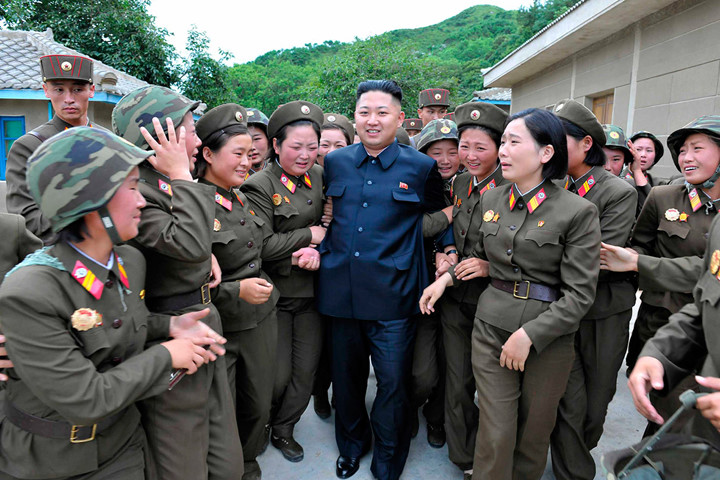 Nhà lãnh đạo Triều Tiên Kim Jong-un trong một lần tới thăm một đơn vị pháo binh nữ. Ảnh: Ibtimes.