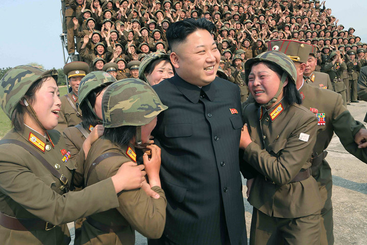 Các nữ quân nhân Triều Tiên tỏ ra vô cùng xúc động khi được gặp nhà lãnh đạo tối cao của họ. Ảnh: Ibtimes.