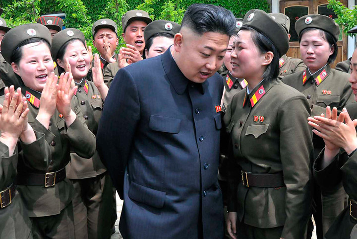 Tờ The Sun dẫn lại nguồn tin thông tấn trung ương Triều Tiên (KCNA) cho biết, gần đây lãnh đạo Kim Jong-un đã tổ chức một cuộc thi dành cho các nữ pháo thủ nước này. Ảnh: Ibtimes.
