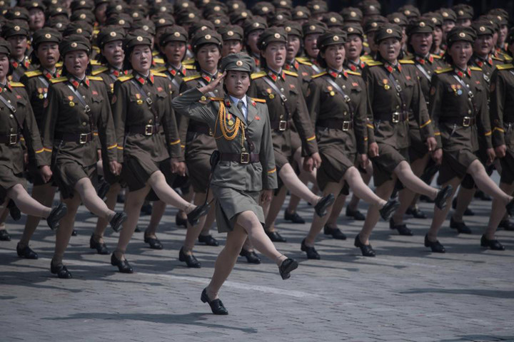 KCNA viết: “Đồng chí Kim Jong-un đã tổ chức cuộc thi này để đánh giá và khẳng định năng lực chiến đấu của các nữ pháo thủ”. Ảnh: Getty.
