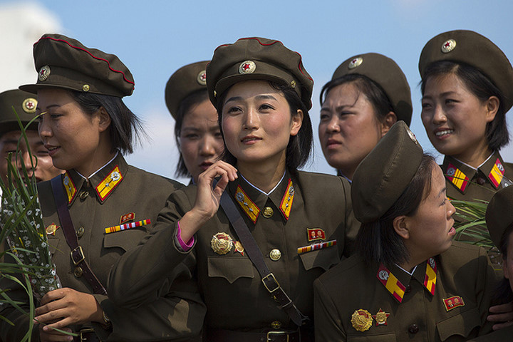 Ông Kim Jong-un nhấn mạnh, việc huấn luyện nữ binh sĩ là nhằm phục vụ “Cuộc chiến vĩ đại thống nhất đất nước” và bảo đảm các pháo thủ sẵn sàng chiến đấu ở mọi nơi mọi lúc. Ảnh: Pinterest.