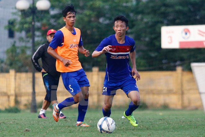 Châu Ngọc Quang (áo xanh) là một trong số các tân binh của đội tuyển. Cầu thủ này đã gây ấn tượng rất mạnh ở lượt đi V-League 2017. (Ảnh: Minh Chiến/Vietnam+)