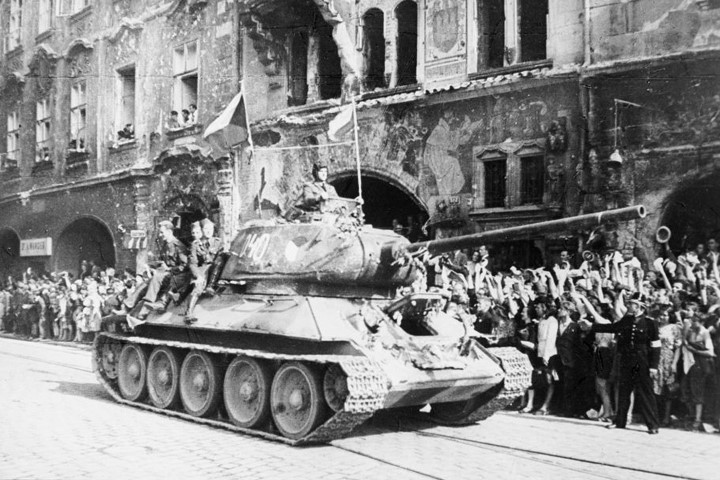 Quân đội Xô viết sở hữu xe tăng hạng trung hữu hiệu nhất Thế chiến 2- chiếc T-34 huyền thoại. Xe này hơn hẳn các đối thủ khác về tốc độ và độ linh hoạt.