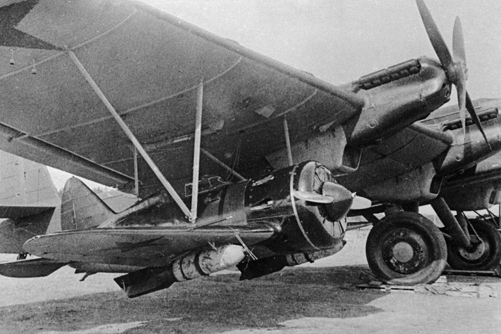 Khi chiến tranh nổ ra, chiếc I-16 là máy bay chiến đấu chủ lực của Liên Xô. Đây từng là máy bay một tầng cánh có tốc độ cao đầu tiên với càng hạ cánh có thể gập lại được.