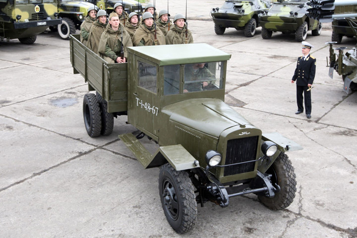 Quân nhân Nga ngày nay mặc quân phục thời Vệ quốc ngồi trên xe tải chở quân ZIS-5 ở khu vực Kaliningrad, Nga.