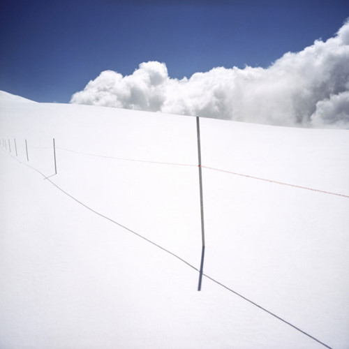 Biên giới giữa Thuỵ Sĩ và Ý được phân chia với một hàng cột dây chăng mỏng manh trên dãy Alps (Ảnh: valeriovincenzo).