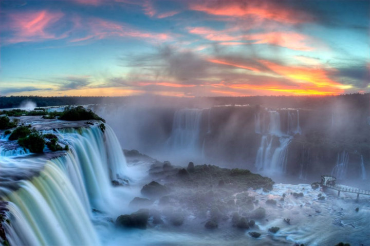 Thác Iguazu nằm trên biên giới giữa công viên quốc gia Argentina và một phần Braxin (Ảnh: funnyjunk).