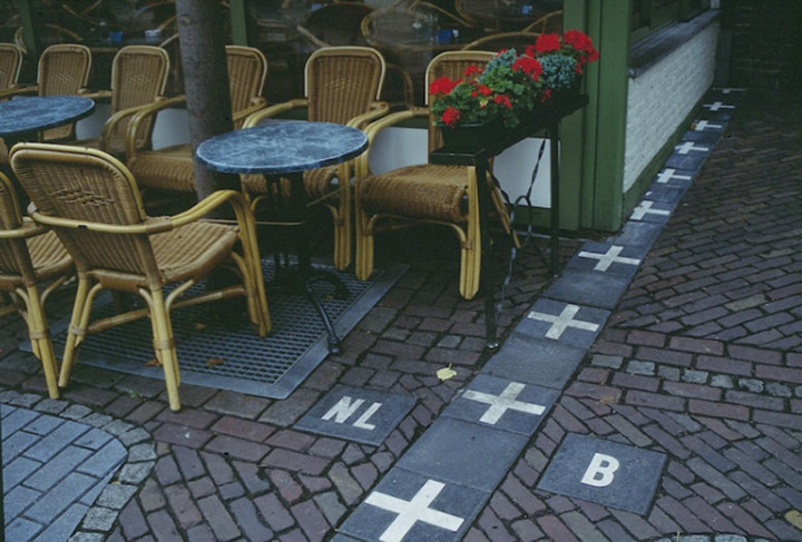 Bạn có thể gọi đồ uống trong một quán cà phê ở Hà Lan và ngồi thưởng thức nó ở Bỉ (Ảnh: wikimedia).