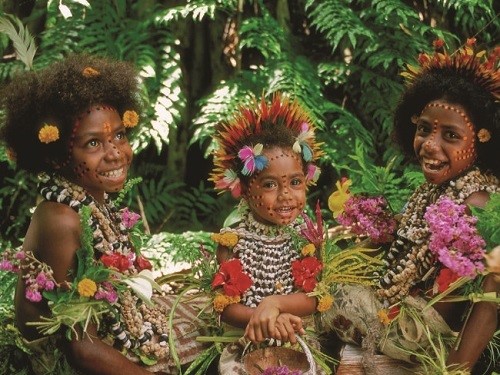  Phần lớn người dân Papua New Guinea là thổ dân, sống trong các khu rừng rậm.