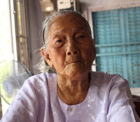 Mẹ Việt Nam anh hùng Nguyễn Thị Tuyết năm nay 95 tuổi, đã quên nhiều thứ nhưng vẫn còn nhớ rõ chuyện “đi làm cách mạng” của chồng con.