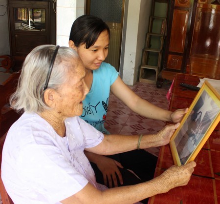 Mẹ Tuyết kể cho cháu nội nghe những câu chuyện về con gái- liệt sĩ Tống Ngọc Liên.