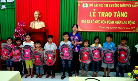  Bà Lê Thị Hồng Đào- Phó Chủ tịch Thường trực Liên đoàn Lao động tỉnh Vĩnh Long trao ba lô cho các cháu
