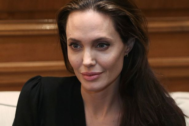 Tờ Mirror cho biết, Angelina Jolie đã quyết định chuyển đến sống gần với Brad Pitt tại Los Angeles. 