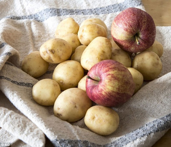 Cất trữ táo cùng với khoai tây Nếu bạn đặt một hoặc hai quả táo vào giỏ khoai tây chúng sẽ giữ được sự tươi ngon lâu hơn (Ảnh: AO).