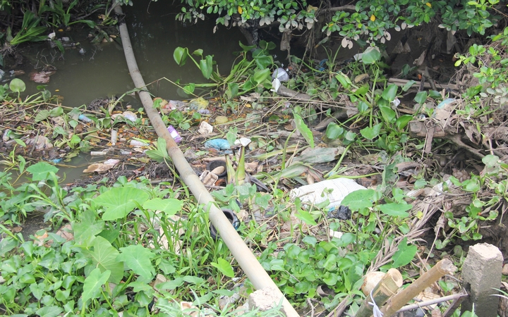 Hệ thống cống góp phần điều tiết nguồn nước, tuy nhiên, nhìn thấy rác ngập ngụa như thế này, “ai mà không ngán ngẫm”? (ảnh: Chụp ở mặt cống trên đường Nguyễn Văn Lâu- Phường 2)