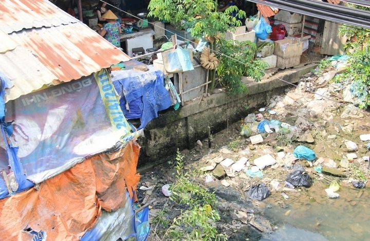 Tại các điểm chợ, rác, nước thải đen ngòm được người dân xả trực tiếp xuống sông. Ý thức của một bộ phận người dân rất kém trong việc bảo vệ môi trường nước…
