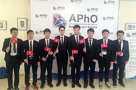 Đoàn học sinh Việt Nam tham dự Kỳ thi Olympic Vật lý Châu Á lần thứ 18.