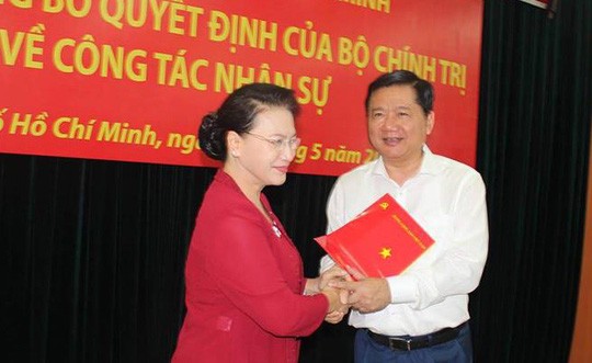 Bà Nguyễn Thị Kim Ngân trao quyết định cho ông Đinh La Thăng