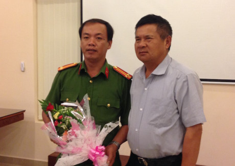 Thiếu tướng Hồ Sỹ Tiến tặng hoa chúc mừng thành viên Ban chuyên án, Trung tá Trần Văn Kỳ Trưởng Phòng Cảnh sát hình sự Công an Trà Vinh (Ảnh: Công an Nhân dân)