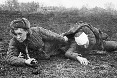 Nữ y tá Hồng quân Valya Gribkova sơ tán một nam quân nhân bị thương từ mặt trận dưới làn đạn của kẻ thù.