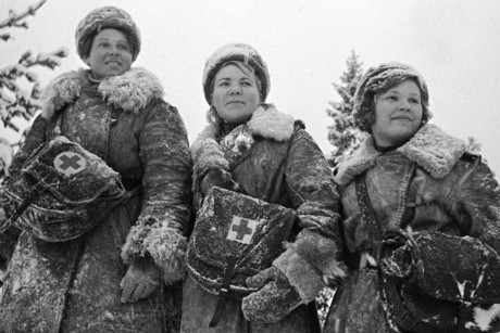 Túi thuốc bên mình, ba nữ chiến sĩ quân y sẵn sàng tác chiến trong Thế chiến 2.