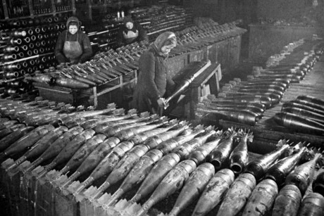 Phụ nữ Liên Xô tham gia sản xuất đạn dược ở hậu phương.