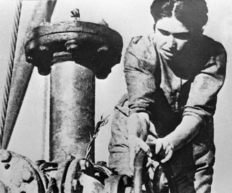 Phụ nữ Xô viết tham gia những công việc nặng nhọc mà nam giới thường làm, như tại mỏ dầu ở Baku, Azerbaijan .