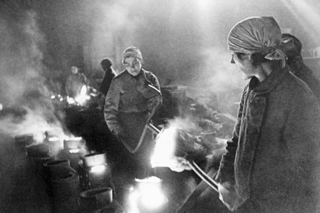Phụ nữ làm công việc luyện kim tại thành phố Leningrad (Nga) lúc bị phát xít Đức bao vây.