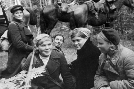 Khi quê nhà bị chiếm đóng, nhiều phụ nữ Xô viết bỏ nhà cửa để tham gia các đội du kích chống phát xít.