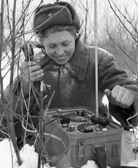 Hàng ngàn phụ nữ Liên Xô làm nhiệm vụ điện đài viên ở tiền tuyến.