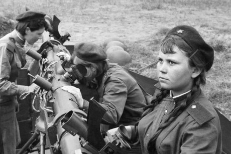 Pháo thủ phòng không Tatyana Shmorgunova (phải) bên đồng đội trong công sự./.