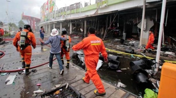 Lực lượng cứu hộ tại hiện trường vụ đánh bom tại siêu thị Big C ở TP Pattani, Thái Lan, ngày 9/5/2017. Ảnh: REUTERS