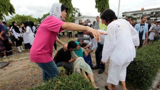 Cấp cứu người bị thương trong vụ đánh bom siêu thị Big C ở TP Pattani, Thái Lan, ngày 9/5/2017. Ảnh: REUTERS