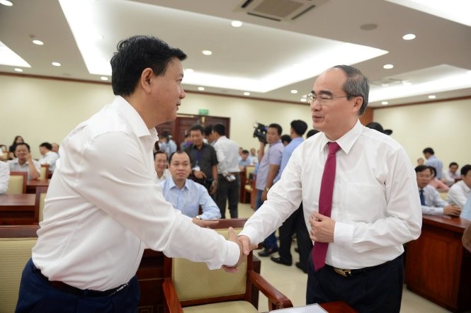 Ông Đinh La Thăng và ông Nguyễn Thiện Nhân tại Hội nghị công bố trao quyết định của Bộ Chính trị về công tác nhân sự - Ảnh: Thuận Thắng/TT.