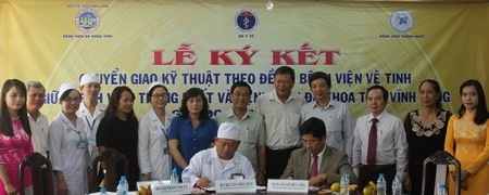Ảnh 1:Ký kết hợp tác đào tạo, chuyển giao kỹ thuật tim mạch giữa Bệnh viện Thống Nhất (TP Hồ Chí Minh) với BVĐK tỉnh Vĩnh Long làm vệ tinh.