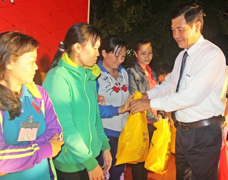 Ông Huỳnh Bá Long- Tỉnh ủy viên, Chủ tịch Liên đoàn Lao động tỉnh trao quà cho công nhân lao động có hoàn cảnh khó khăn.