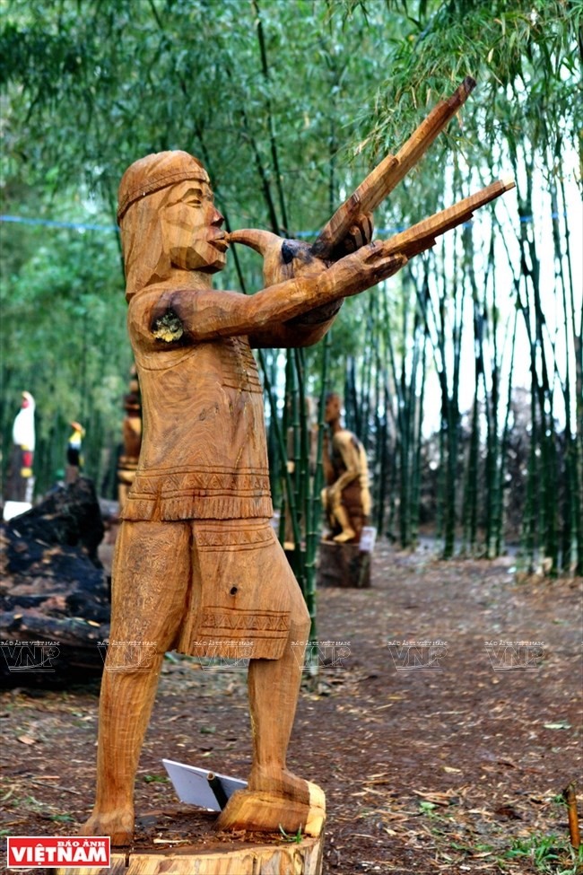 Những bức tượng gỗ thể hiện rõ nét văn hóa phồn thực của đồng bào Tây Nguyên.