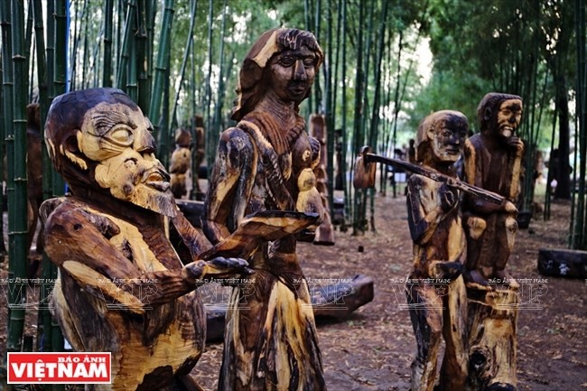 Những tác phẩm tượng gỗ dân gian Tây Nguyên trong vườn tượng ở buôn du lịch Ko Tam (Buôn Ma Thuột).