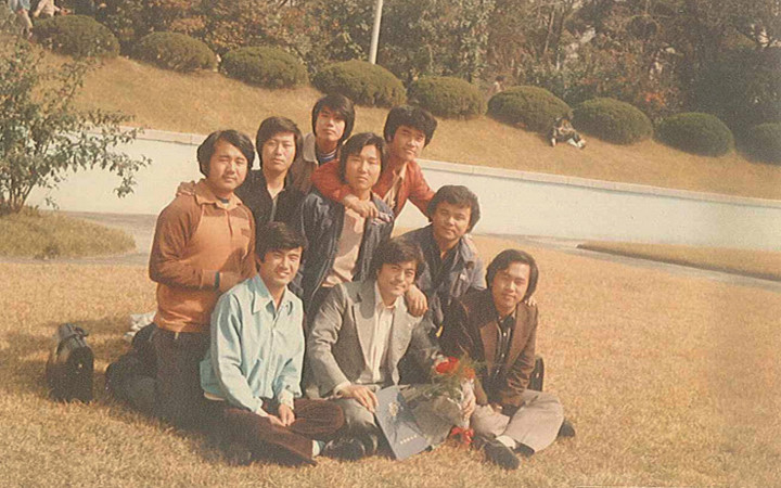 Moon Jae-in (ngồi giữa, hàng đầu) tham gia cuộc biểu tình chống chính phủ đầu tiên năm 1969 và tiếp tục hoạt động này khi được vào khoa luật của trường đại học Kyung Hee năm 1972. Ông từng bị bắt giam tại Trung tâm giam giữ Seodaemun ở Seoul. Ảnh tư liệu Korea Times.