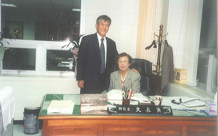 Trong ảnh, ông Moon Jea-in tự hào chụp cùng mẹ khi mở văn phòng luật sư đầu tiên của ông, chủ yếu phục vụ những người không đủ khả năng thuê luật sư. Ảnh: Hankyoreh.