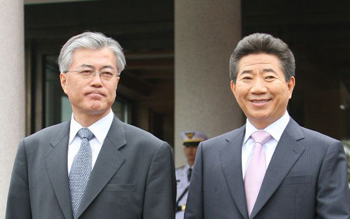 Ông Moon Jea-in (trái) trở thành Chánh văn phòng của Tổng thống Roh Moo-hyun (tại nhiệm 2003 - 2008) nhưng vẫn cảm thấy làm việc cho chính phủ như là 