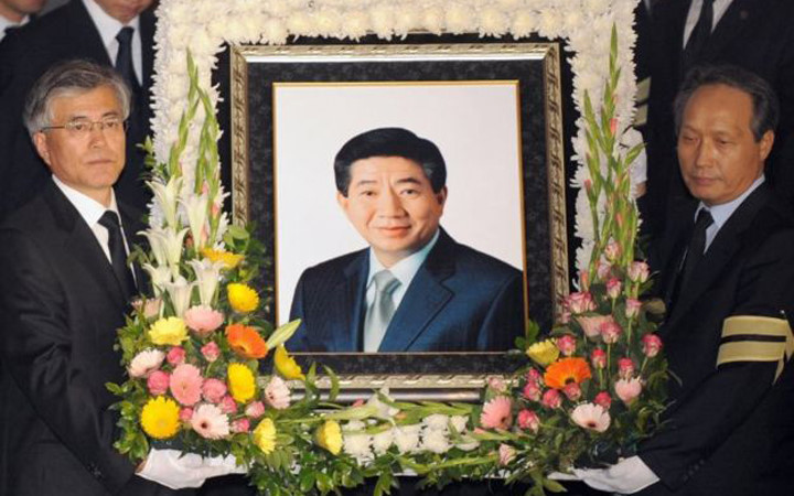 Nhưng sự việc ông Roh Moo-hyun tự tử vì bị điều tra tham nhũng đã đưa ông trở lại chính trường. Trong ảnh, ông Moon Jae-in (trái) xúc động khiêng di ảnh của cố Tổng thống Roh Moo-hyun trong tang lễ. Ảnh: Getty Images.