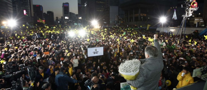 Ông Moon Jae-in vẫy chào đám đông người ủng hộ khi ra tranh cử Tổng thống năm 2012. Tuy nhiên, ông chịu thất bại mong manh trước bà Park Geun-hye, con gái của cố Tổng thống Park Chung-hee mà ông từng biểu tình phản đối. Ảnh: Korea Times.