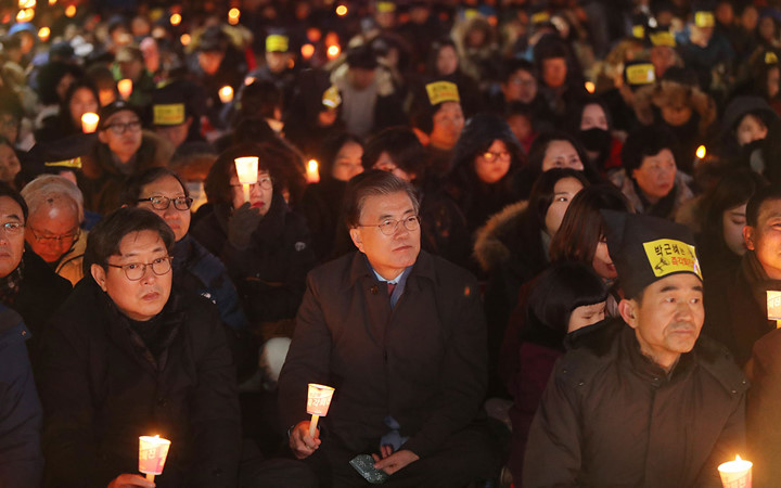 Năm 2017, 48 năm sau cuộc biểu tình đầu tiên, ông Moon Jae-in (chính giữa) lại hòa vào đám đông thắp nến biểu tình phản đối người tiền nhiệm Park Geun-hye. Ảnh: Getty Images.