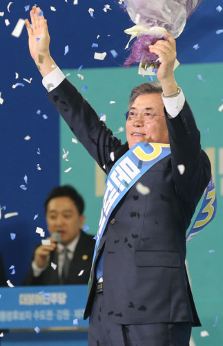 Ông Moon Jae-in được chọn là ứng viên Tổng thống của đảng Dân chủ ngày 3/4/2017. Ảnh: Hankyoreh.